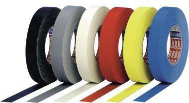 Sechs Rollen farbiges Klebeband – schwarz, grau, weiß, rot, gelb und blau – nebeneinander aufgereiht mit entsprechenden Streifen, die nach außen abstehen.