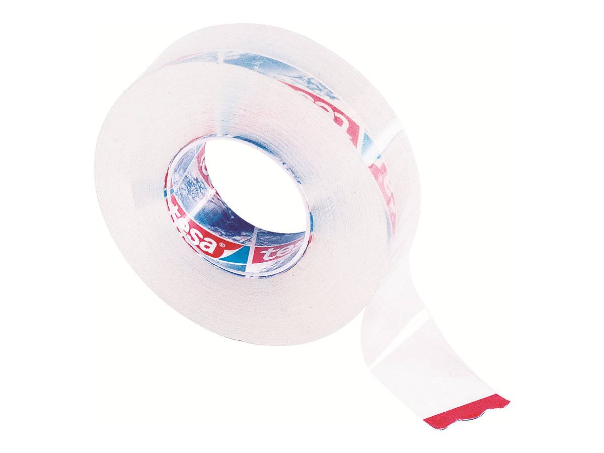 Eine Rolle transparentes Verpackungsband mit einem lockeren, abgelösten Ende auf weißem Hintergrund.