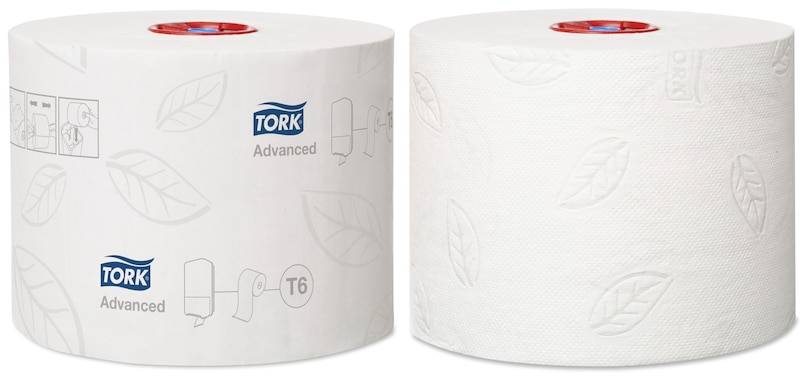 Zwei Rollen Tork Advanced Toilettenpapier, wobei eine Rolle die markengebundene Außenverpackung zeigt und die andere das geprägte weiße Gewebe.