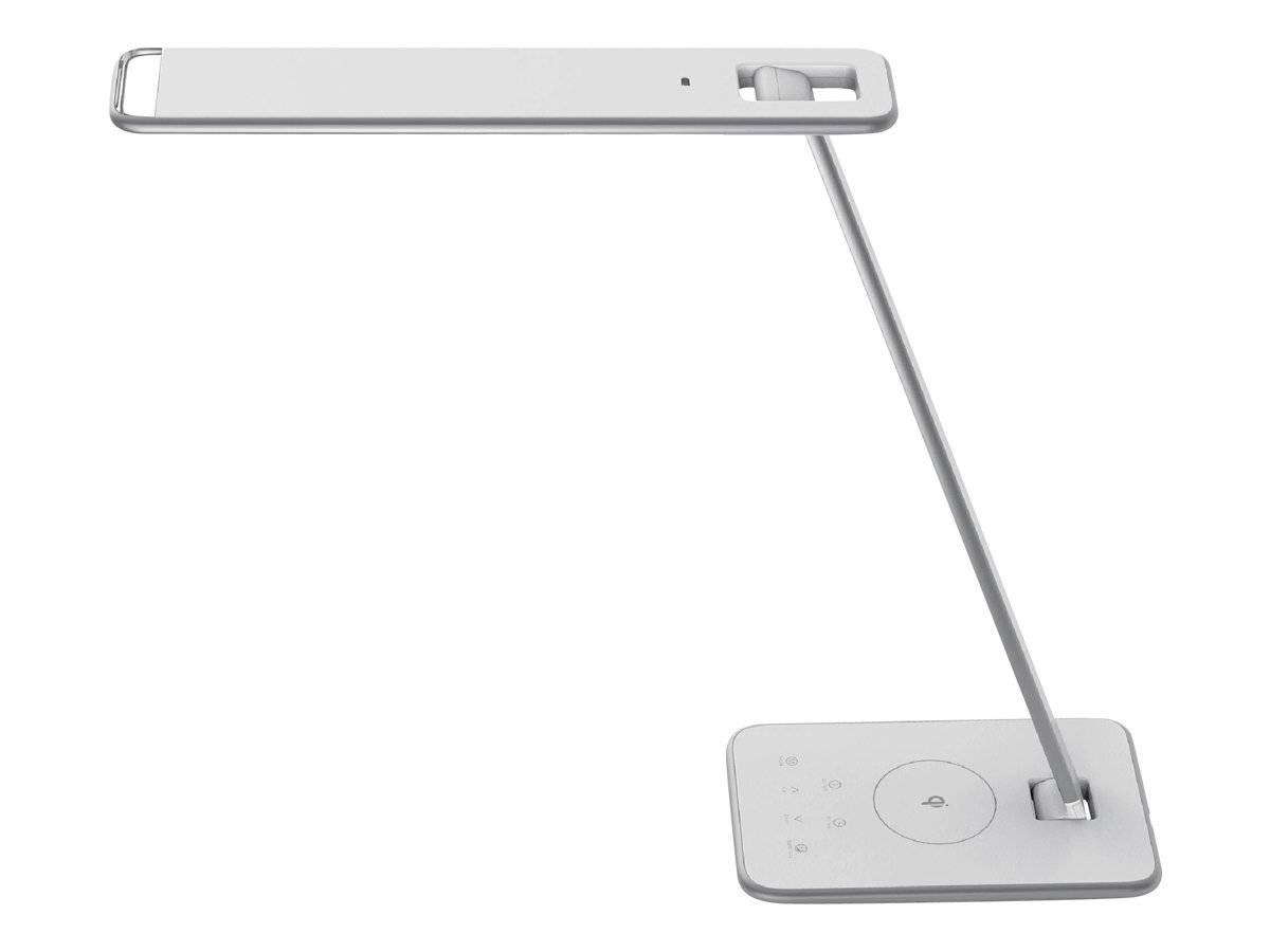 Silberne verstellbare Schreibtischlampe mit langem geneigtem Arm und rechteckiger Basis auf weißem Hintergrund
