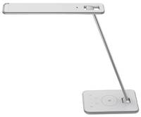 Minimalistische silberne Schreibtischlampe mit einer rechteckigen Lichtleiste auf einem dünnen geneigten Arm und einer kleinen quadratischen Basis mit Berührungssteuerung.