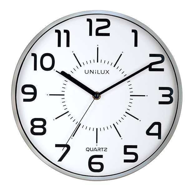 Analoge Wanduhr mit rundem Zifferblatt, weißem Gesicht, schwarzen Ziffern und der Aufschrift 