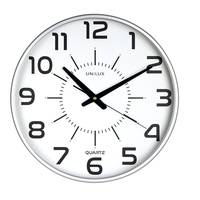 Analoge Wanduhr, die etwa 10:10 Uhr anzeigt, mit großen schwarzen Ziffern auf weißem Zifferblatt.