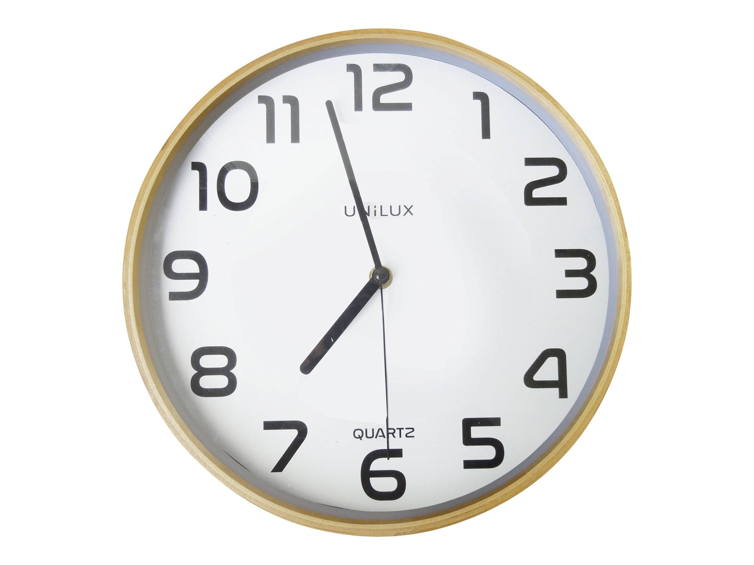 Analoge Wanduhr mit goldenem Rand und weißem Zifferblatt, zeigt etwa 7:58 an mit dem Sekundenzeiger auf 6.