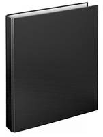 Schwarze Hardcover-Mappe oder Portfolio, geschlossen, aufrecht auf weißem Hintergrund stehend.