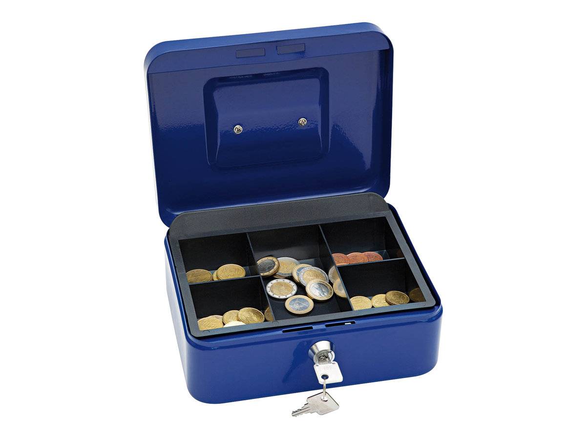 Offene blaue Metallkassette mit Schloss und Schlüssel, enthält verschiedene Münzen und Banknoten in unterteilten Fächern.