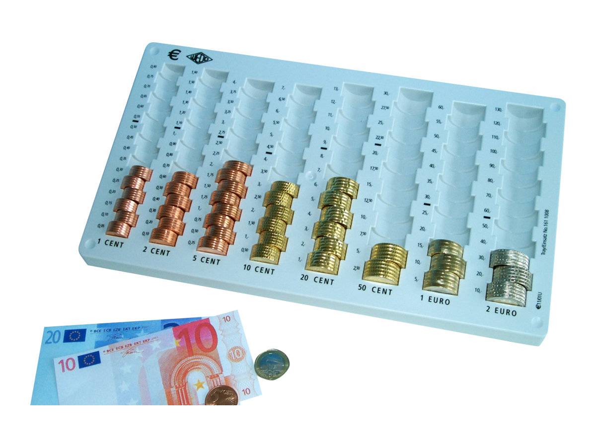 Euro-Münzsortierablage mit gestapelten Cent- und Euro-Münzen mit Beschriftungen von 1 CENT bis 2 EURO, sowie Euro-Banknoten und lose Münzen darunter.