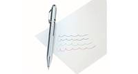 Silberner Stift über einem Blatt Papier mit schwachen wellenförmigen Linien, die Handschrift oder Notizen deuten.
