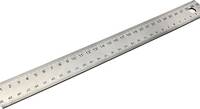Ein silbernes Metalllineal mit Zoll- und Zentimeter-Markierungen, das diagonal auf weißem Hintergrund gezeigt wird.