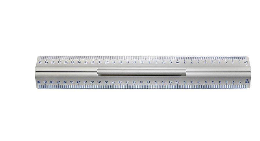 Metallisches Lineal mit metrischen und Zoll-Markierungen, horizontal auf weißem Hintergrund dargestellt.