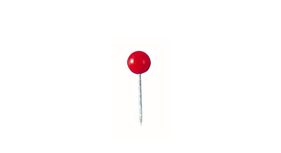 Eine einzelne rote Stecknadel auf weißem Hintergrund.