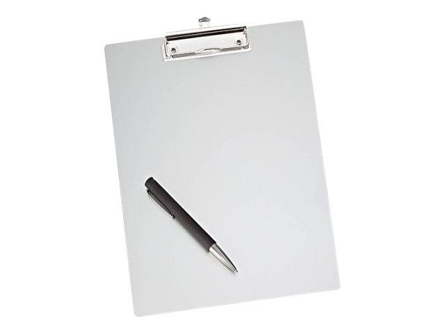 Ein leeres Klemmbrett mit einem Stift, der diagonal über das Papier gelegt ist.