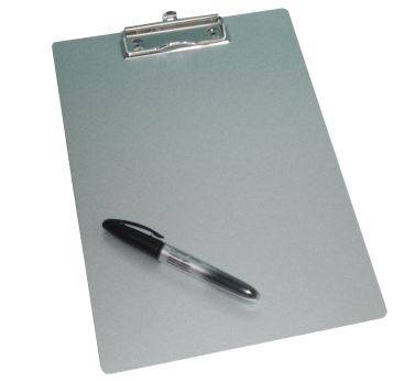 Klemmbrett mit einem Blatt Papier und einem schwarzen Stift, der diagonal darauf platziert ist.