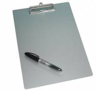 Ein graus Clipboard mit einem schwarzen Stift, der darauf ruht, auf weißem Hintergrund.
