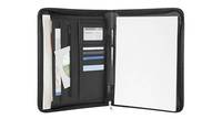Offene schwarze Reißverschluss-Portfolio-Organizer mit Dokumenttaschen, Kartensteckplätzen und einem leeren weißen Schreibblock im Inneren.