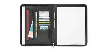 Offene schwarze Reißverschluss-Portfolio-Organizer mit transparentem rechten Panel, linke Taschen mit Papieren, Stiften und Karten.