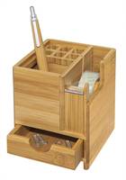 Holzschreibtischorganizer mit einem Stift im oberen Fach und einer offenen Schublade, die kleine Büromaterialien enthält.