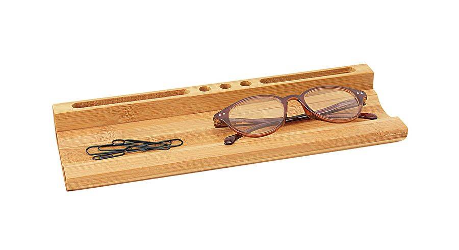 Holzständer für Brillen mit einem Brillenpaar und einer schwarzen Büroklammer, die oben aufliegt.