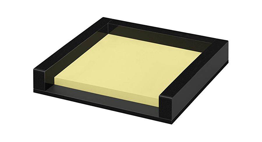 Ein quadratisches elektronisches Bauteil mit gelbem Zentrum und schwarzem Schutzrahmen, dargestellt auf weißem Hintergrund.