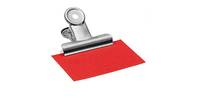 Eine silberne Klemmbrett-Klammer hält ein rotes Blatt Papier auf weißem Hintergrund.