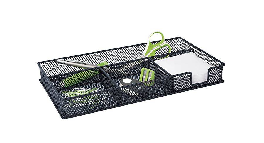 Schwarzes Mesh-Schreibtischorganizer-Tablett mit unterteilten Fächern, die Stifte, Büroklammern und eine grüne Schere enthalten, auf weißem Hintergrund