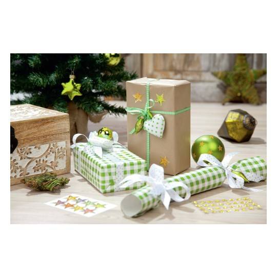 Verschiedene eingewickelte Weihnachtsgeschenke und Ornamente, die unter einem dekorierten Baum auf einem Boden angeordnet sind.