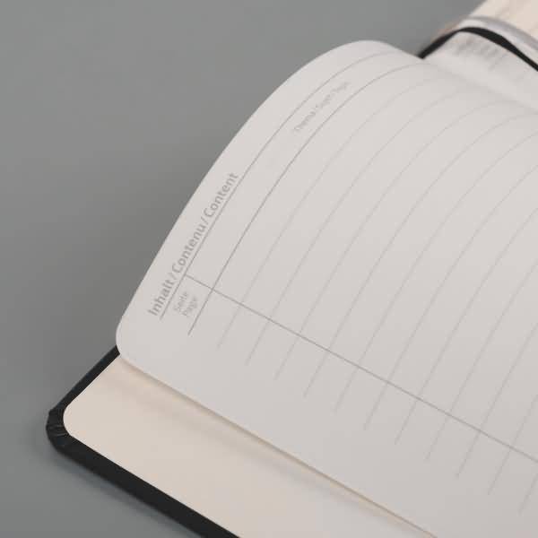 Notizbuchseite öffnen mit einer Tabelle mit Linien unter der Überschrift 