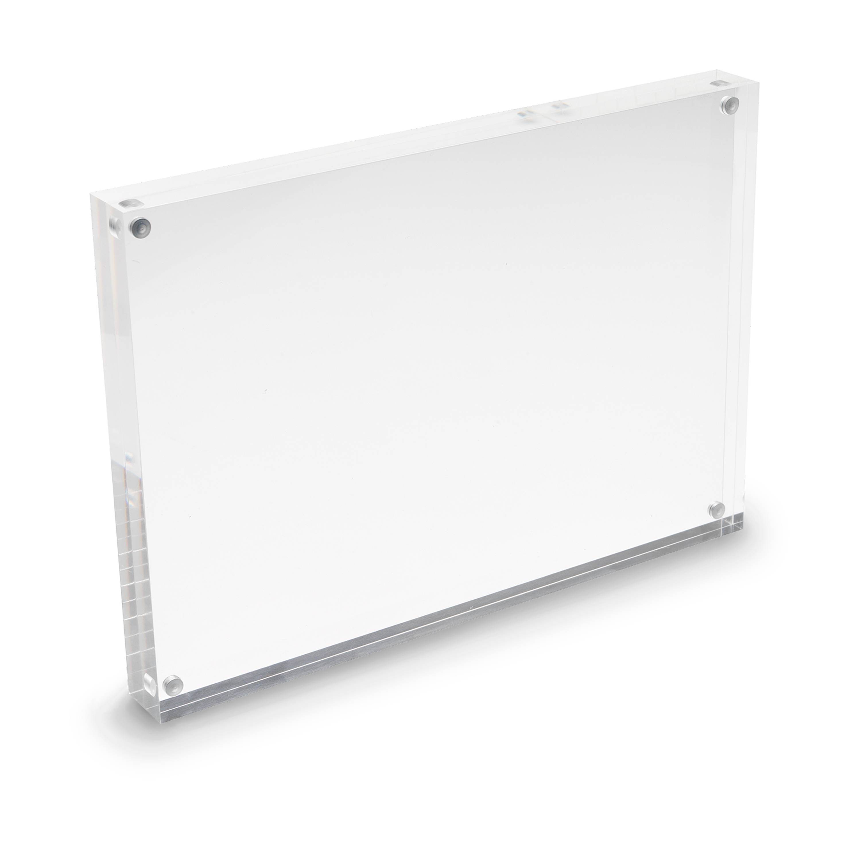 Transparente Acrylzeichenhalter-Platte mit vier Eckbefestigungen auf schwarzem Hintergrund.