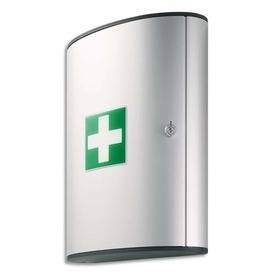 Wandmontierter Erste-Hilfe-Schrank mit grünem Kreuz-Symbol und Schlüsselverschluss an einer gewölbten silbernen Tür.
