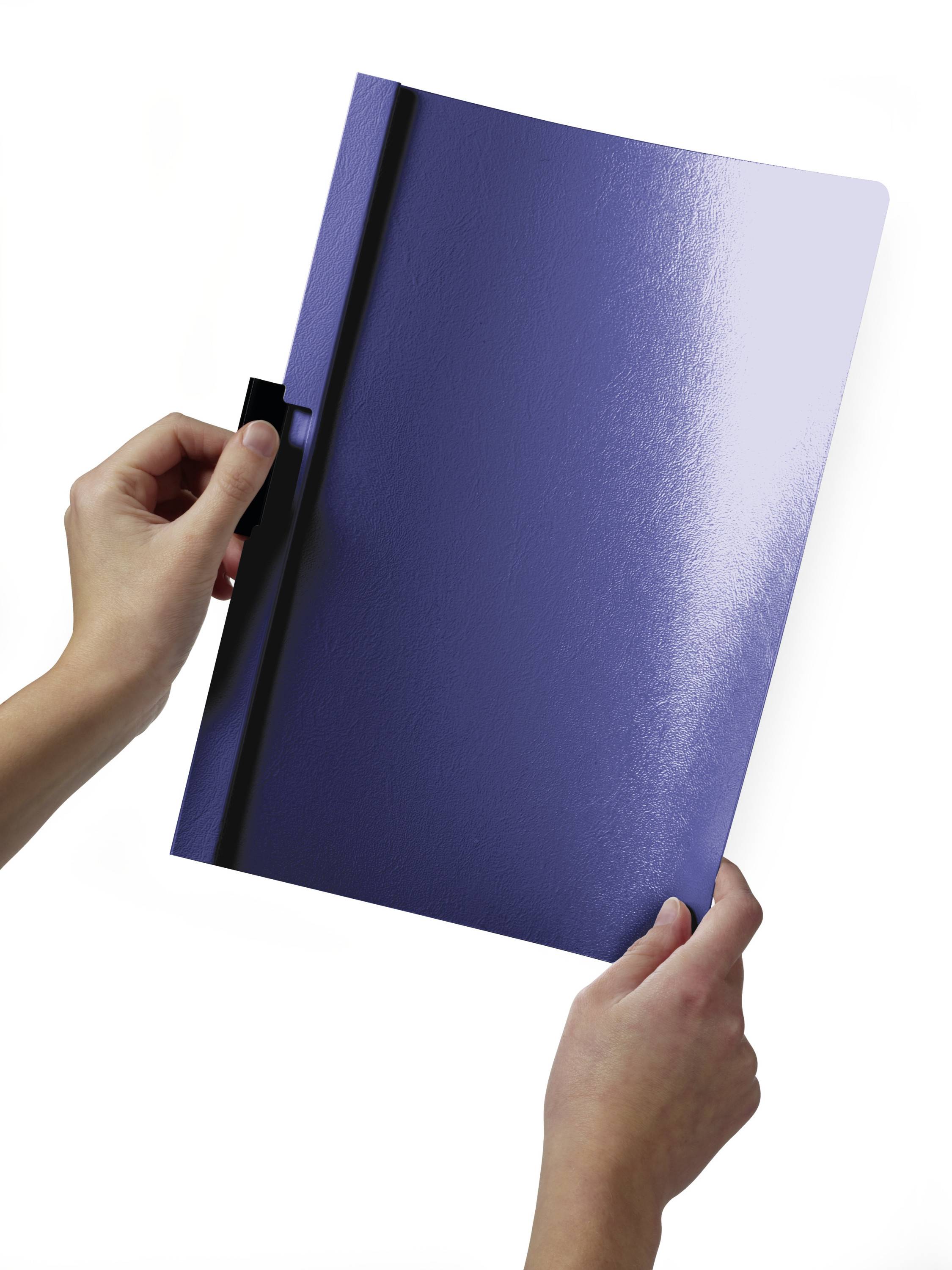 Hände öffnen einen blauen Präsentationsordner oder Ordner vor weißem Hintergrund.
