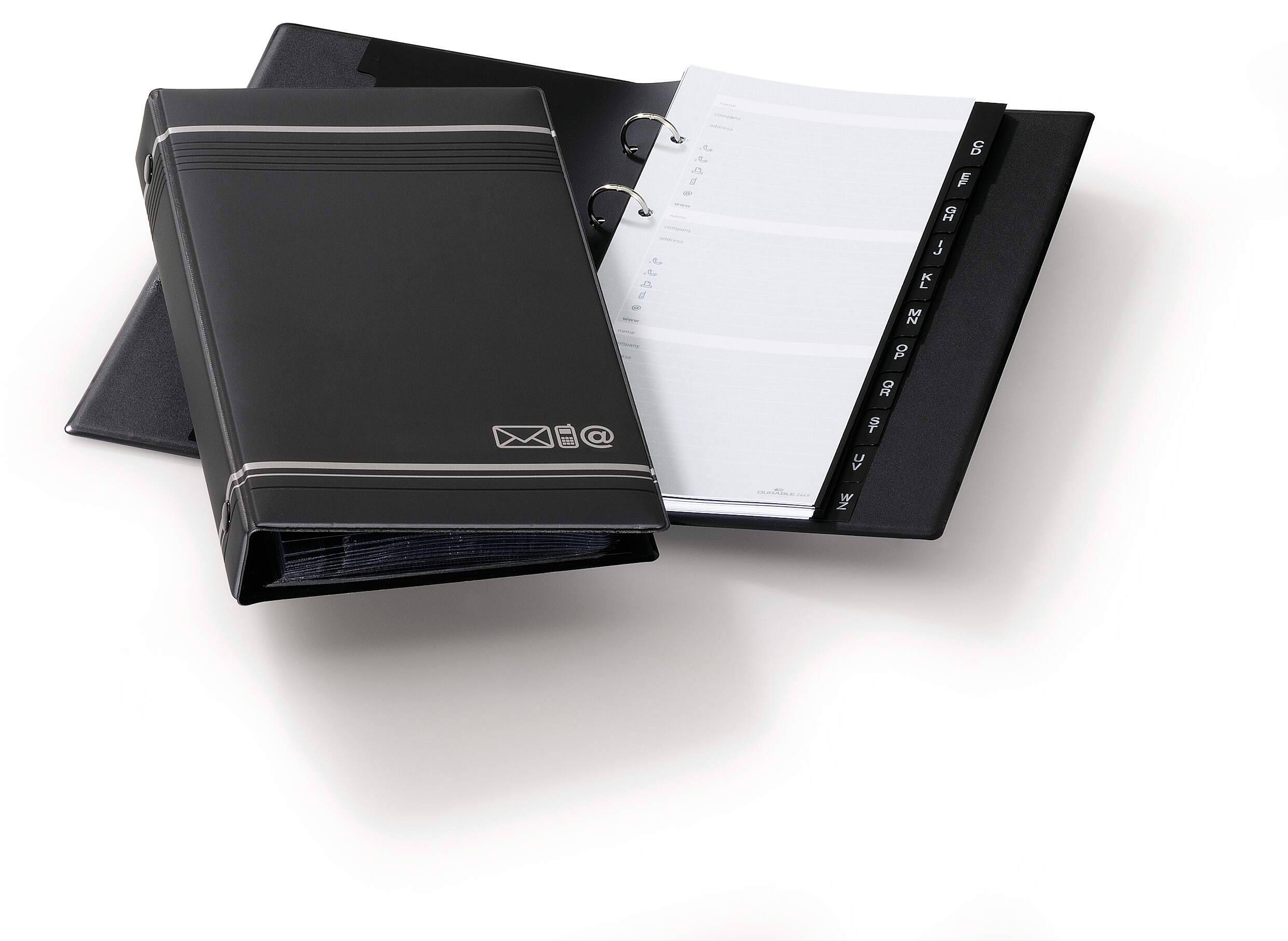 Zwei schwarze Ringbinder-Adressbücher mit beschrifteten Trennblättern, eines geschlossen und eines offen mit leeren Seiten.