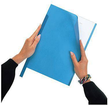 Hände halten eine blaue Präsentationsmappe oder einen Ordner mit Papieren darin auf weißem Hintergrund.