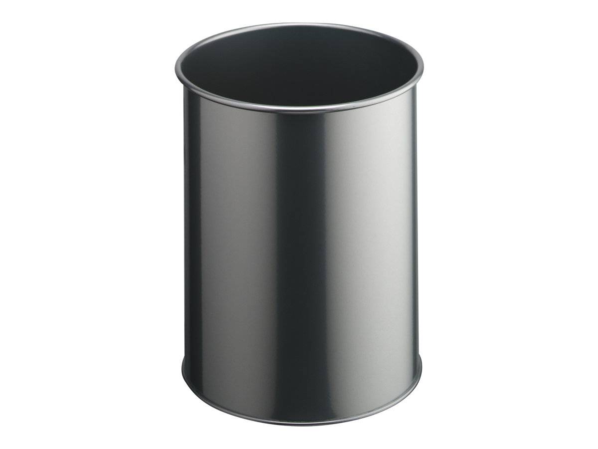 Eine glänzende leere Metallmülltonne, aufrecht auf weißem Hintergrund dargestellt.