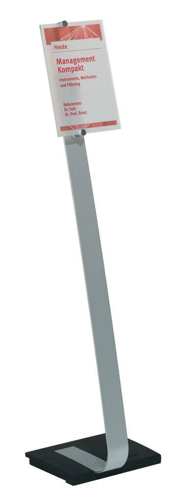 Ein schlanker, vertikaler, silber-grauer Metallträger, höchstwahrscheinlich Teil eines strukturellen oder architektonischen Elements, mit minimalistischem Design.