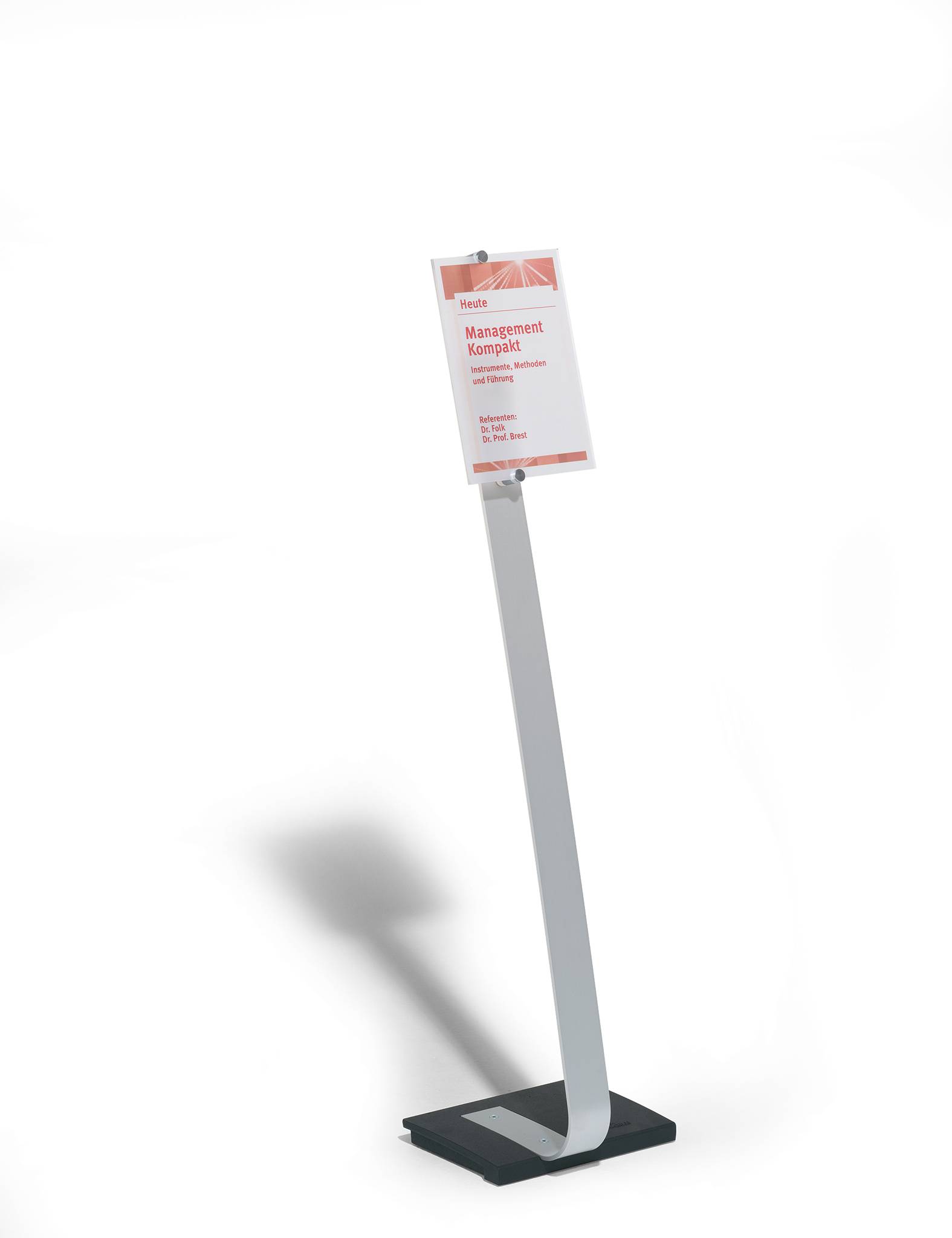 Ein Wegweiser mit einem weißen Schild, das den Titel 