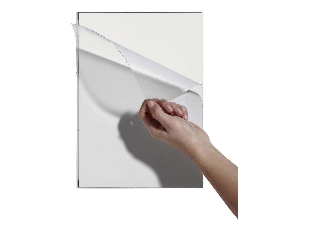 Hand zieht einen Schutzfilm von einem leeren weißen rechteckigen Panel ab.