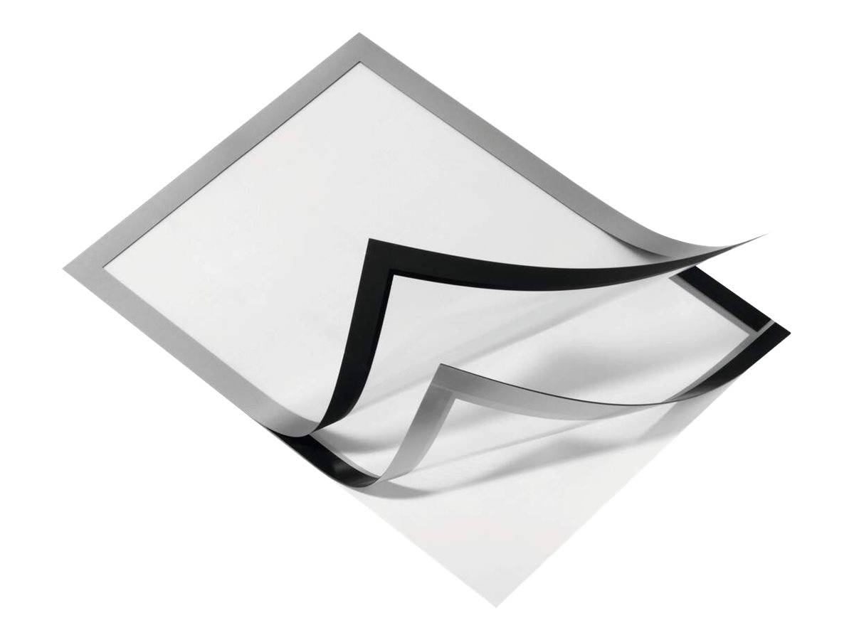 Leere quadratische Blätter mit umgerollten Ecken, diagonal übereinander auf weißem Hintergrund angeordnet, wobei ein graues, schwarzes und transparentes Blatt gestapelt sind.