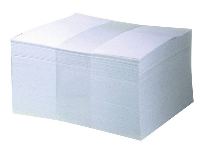 Ein Stapel weißer Papiertücher, dargestellt als ein rechteckiges Paket auf einem einfachen weißen Hintergrund.