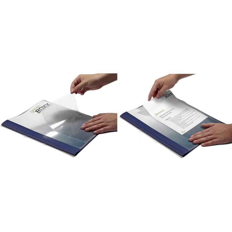 Hände, die einen transparenten Deckel über Dokumente in einem blauen Ordner legen. Der Ordner ist geöffnet, wobei ein Blatt mit einem teilweise sichtbaren Hinweis zur Bindung zu sehen ist.