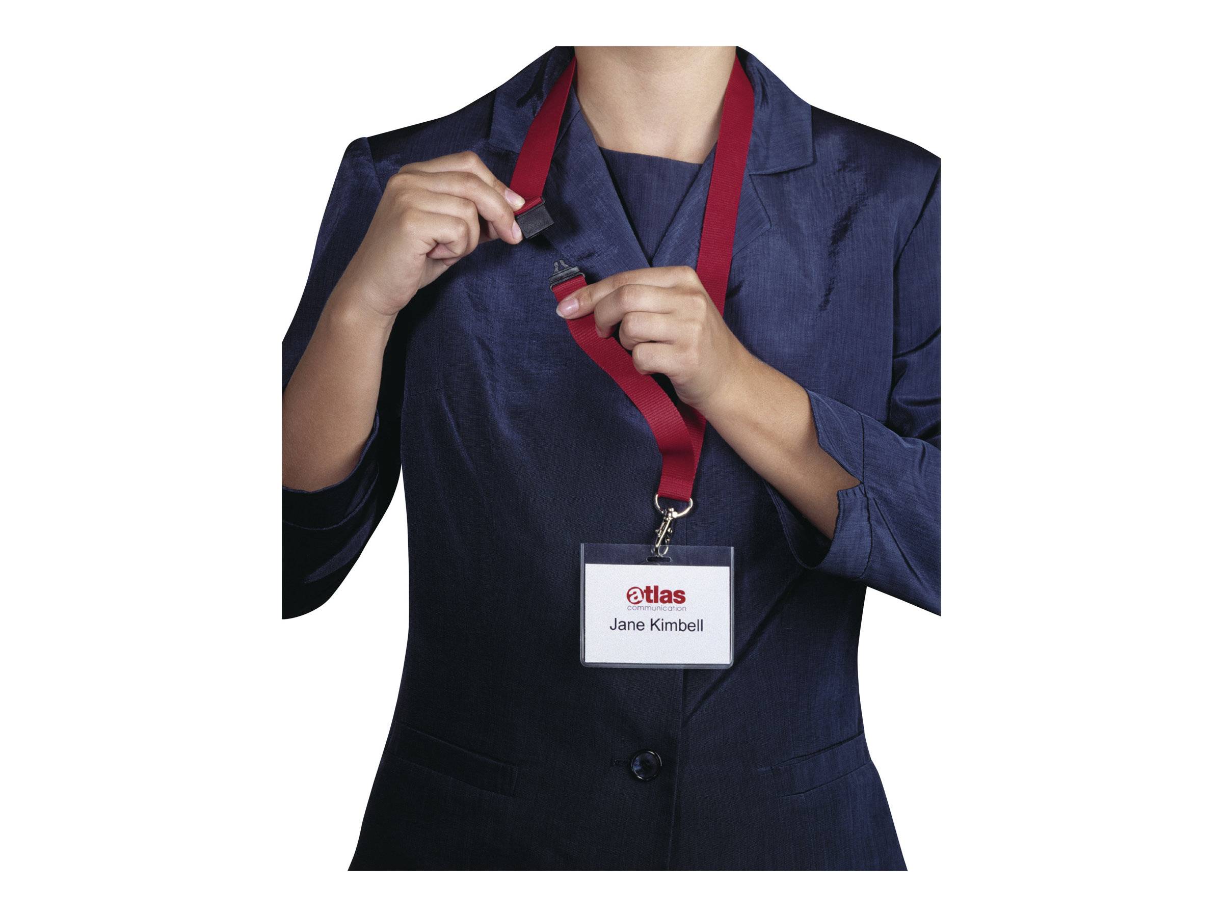 Person in einer dunkelblauen Blazer befestigt ein rotes Schlüsselband mit einem Ausweisanhänger, auf dem „atlas
