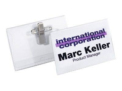 Zwei durchsichtige Kunststoff-Namensschild-Halter; das vordere Namensschild zeigt „International Corporation