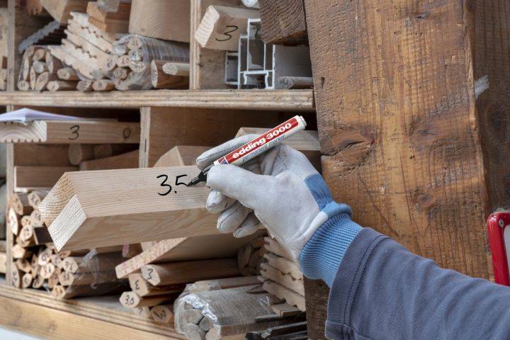 Eine behandschuhte Hand markiert 
