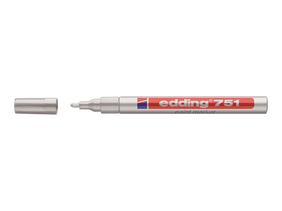 Silberfarben Edding 751 Marker mit entferntem Deckel, der eine feine weiße Spitze und einen rot beschrifteten Schaft zeigt.