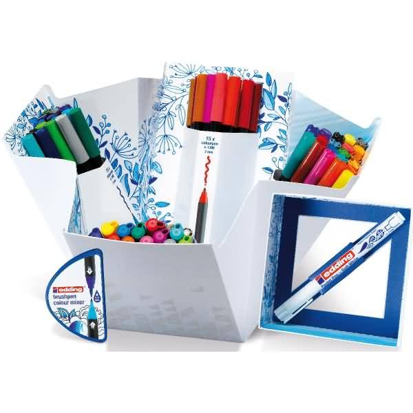 Sortierte bunte Marker und Pinselstifte in einer gemusterten weißen Geschenkbox ausgestellt, mit einem Marker in einem blauen Rahmen auf der rechten Seite.