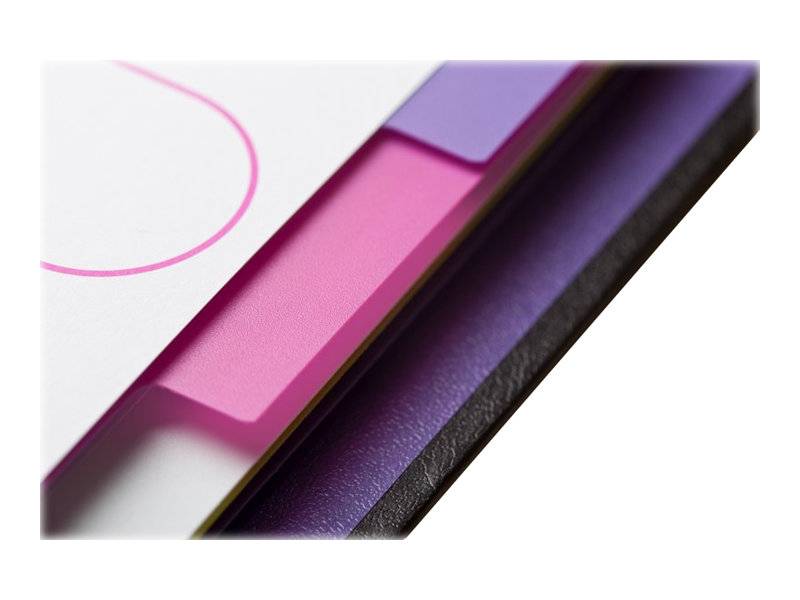 Nahaufnahme von mehrschichtigen diagonalen glänzenden Paneelen in Rosa, Lila und Schwarz auf weißem Hintergrund, die ein elegantes abstraktes Design suggerieren.