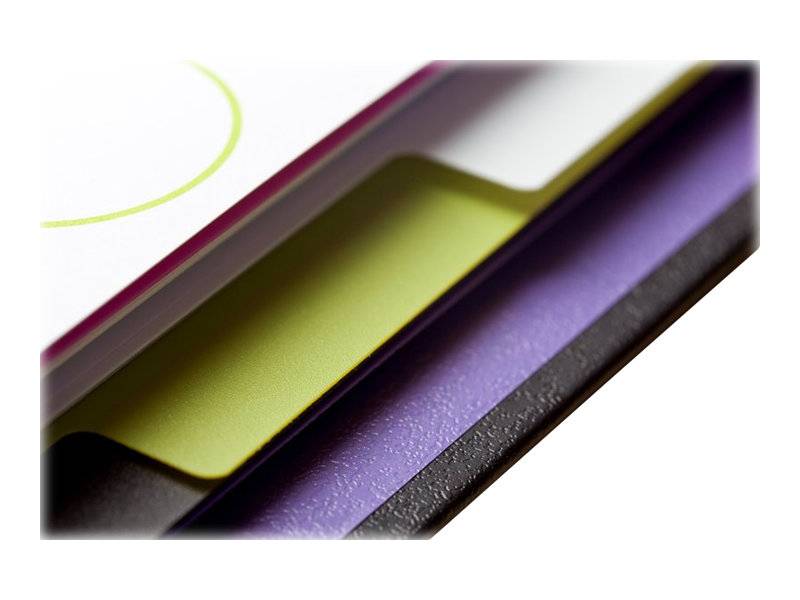 Nahaufnahme von geschichteten farbigen Papier- oder Kunststoffstreifen in Violett, Olivgrün und Schwarz, diagonal auf weißem Hintergrund angeordnet.