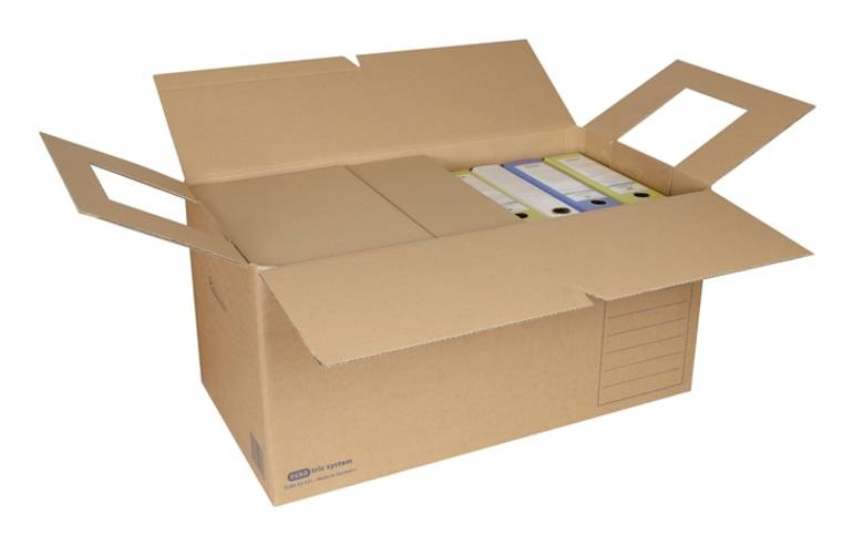 Eine offene Kartonversandbox mit zusammengefalteten Klappen, die sichtbar Aktenordner oder Dokumente im Inneren enthält.