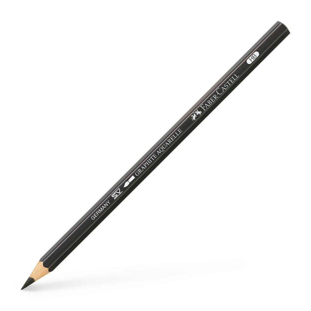 Schwarzer Faber-Castell Graphit-Aquarellstift diagonal auf weißem Hintergrund dargestellt, angespitzte Spitze sichtbar.