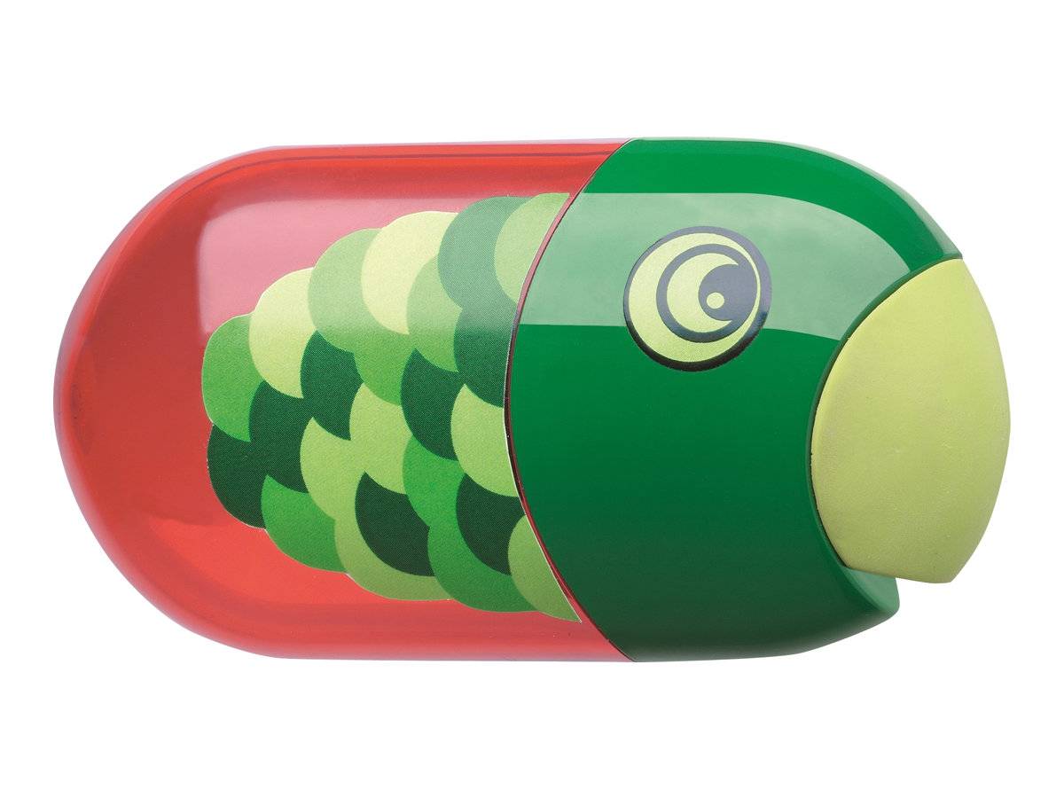Grüne und rote Spielzeugkapsel in Fischform mit Cartoon-Auge und Schuppenmuster auf weißem Hintergrund.