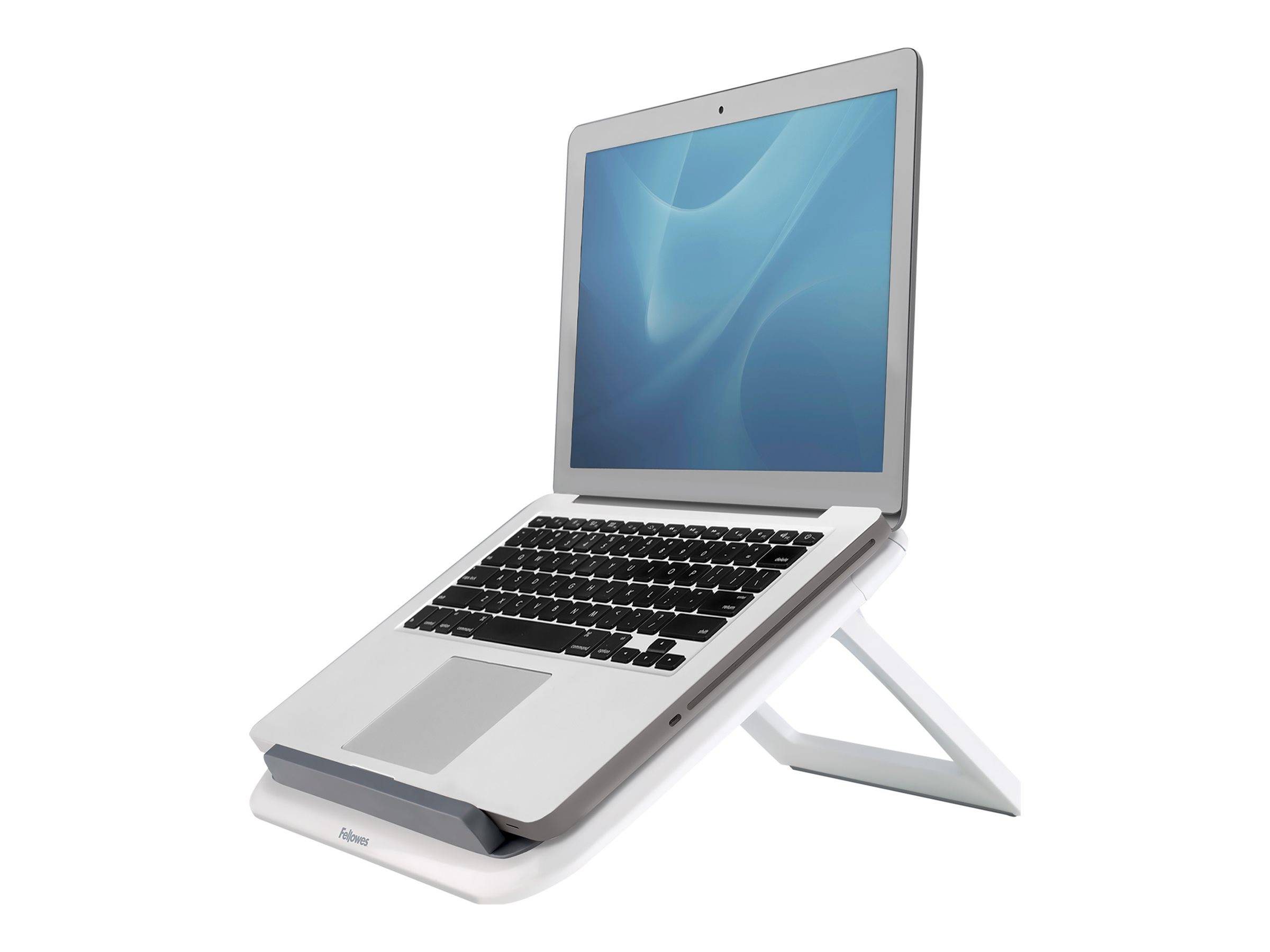 Silberner Laptop auf einem geneigten Ständer, geöffnet mit blauem Bildschirm, in einer sauberen Produktansicht gezeigt.
